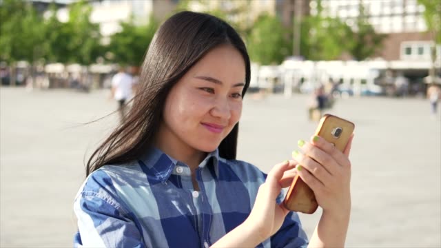 Schöne-junge-Frau-im-Gespräch-mit-ihren-Freunden-mit-portible-Smartphone