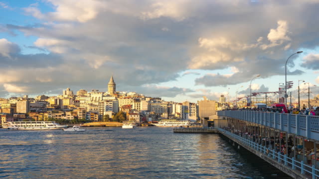 Lapso-de-tiempo-de-la-ciudad-de-Istanbul,-horizonte-de-paisaje-urbano-de-Istanbul-con-vista-de-la-torre-de-Gálata-en-Estambul,-Turquía-timelapse-4K