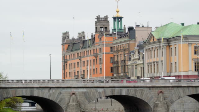 Das-große-Gebäude-auf-der-auf-der-Seite-des-Sees-in-Stockholm-Schweden
