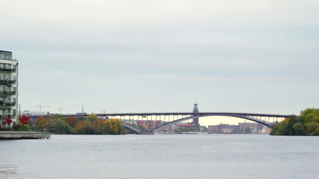 Aus-der-Ferne-sehen-Sie-die-Bridge-in-Stockholm-Schweden