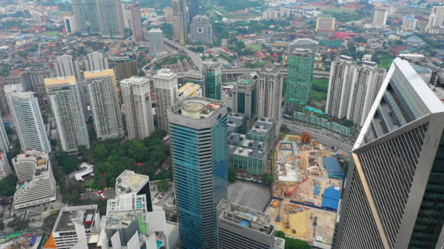 hora-de-la-tarde-Kuala-Lumpur-paisaje-urbano-centro-aéreo-panorama-4k-Malasia