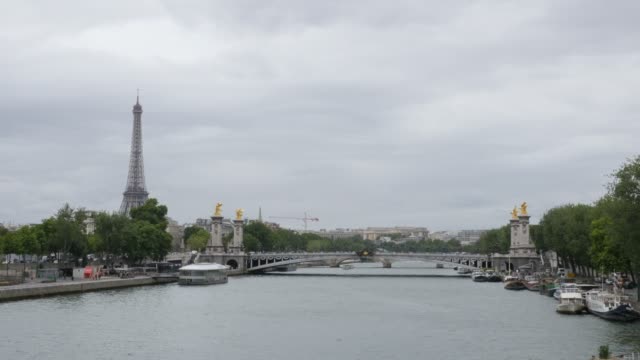 Seineufer-und-französischen-berühmten-Eiffel-Turm-durch-den-Tag-langsam-kippen-4K-2160p-30fps-UltraHD-Video---Kippen-auf-berühmte-Landschaft-von-Frankreich-und-Paris-4K-3840-X-2160-UHD-Filmmaterial