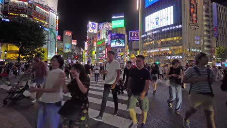 Muchas-personas-en-Barrio-Shibuya-Tokio
