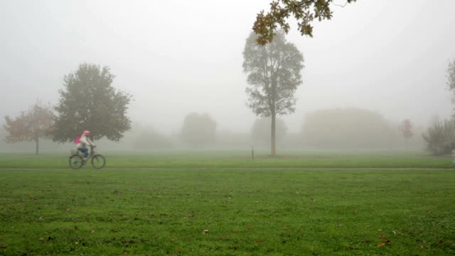 Ciclismo-a-través-de-un-parque-de-niebla