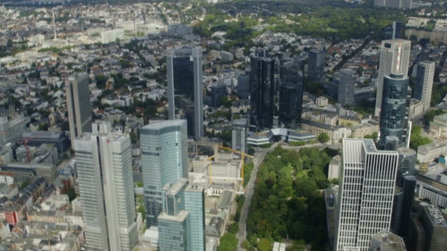 Skyline-von-Frankfurt-und-City-vom-Helikopter