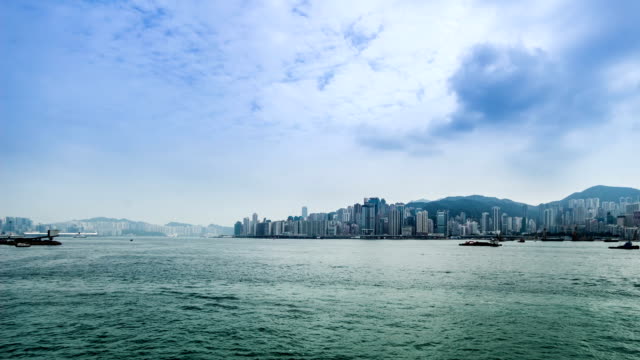 Hong-Kong-Hotel,-China---12.-November-2014:-Die-Schiffe-segeln-frei-über-Victoria-Bay-in-Hongkong,-China
