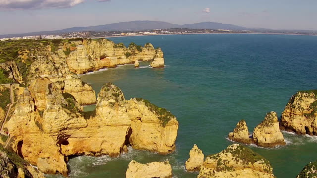 Vista-aérea-de-rocas-naturales-en-Lagos-Portugal