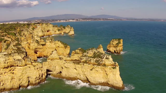 Luftaufnahme-von-natürlichen-Felsen-in-Lagos,-Portugal