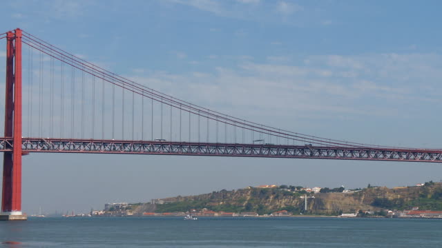 Lissabon-Tajo-Brücke-und-die-Schiffe