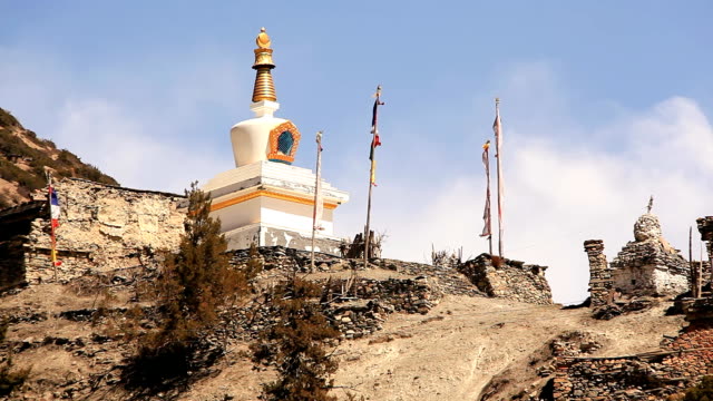Budista-por-estupa-en-Himalayas.