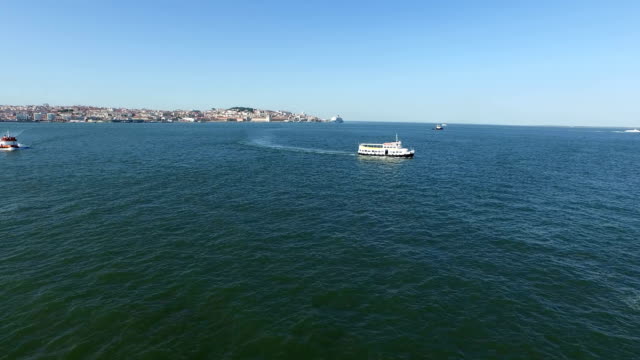 Vista-aérea-del-ferry-embarcaciones-en-el-río-Tejo-cerca-de-Lisboa-Portugal