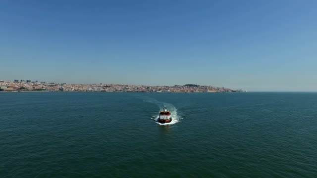 Luftbild-von-der-Fähre-und-Kreuzfahrt-auf-dem-Fluss-Tejo-in-der-Nähe-von-Lissabon,-Portugal
