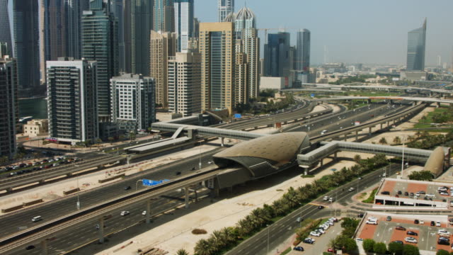 Tilt-Up-shot-of-towers-en-una-ciudad,-Dubai,-Emiratos-Árabes-Unidos