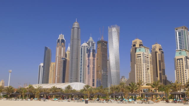 Sol-luz-de-día-de-la-marina-de-dubai-famosa-playa-panorama-de-los-edificios-de-4-k,-Emiratos-Árabes-Unidos