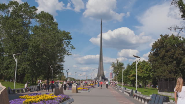 RUSSLAND.-MOSKAU-–-2014-:-TL-Bewegung-auf-der-Kosmonauten-Gasse