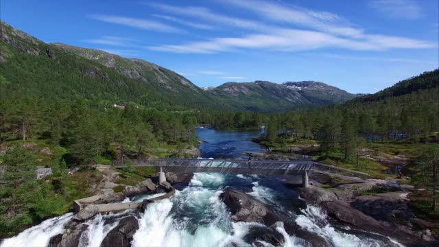 Chica-joven-mirando-cascada-en-Noruega