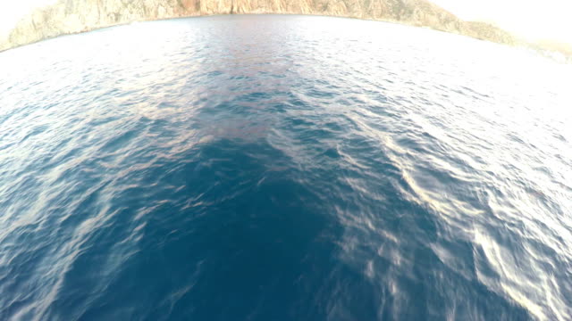 Gran-ángulo-de-vista-al-mar-de-agua-que-fluye-en-un-bote