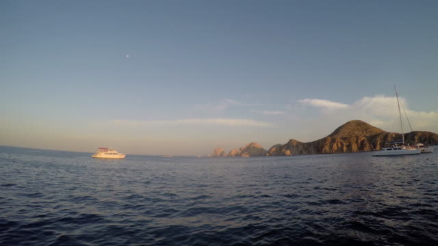 Colinas-de-la-hermosa-vista-desde-un-barco-en-el-mar