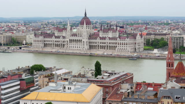 Budapest-con-vista-al-edificio-del-Parlamento-y-del-río-Danubio