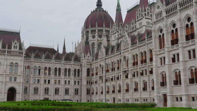 Budapest-con-vista-al-edificio-del-Parlamento-y-del-río-Danubio