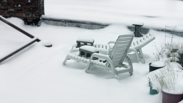Liegestühle-im-Schnee