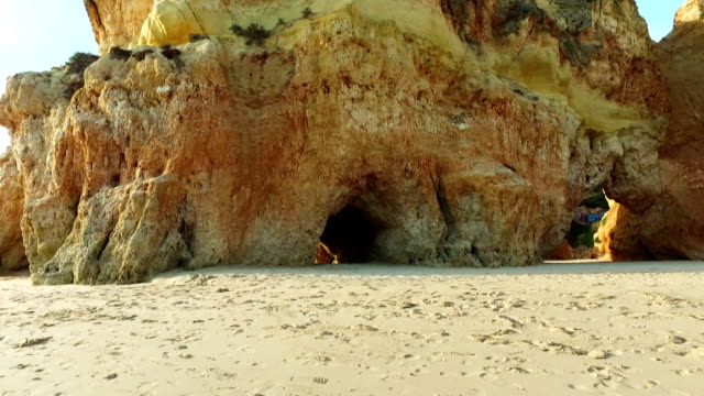 Natürlichen-Felsen-auf-Praia-Tres-Irmaos-in-Alvor,-Portugal