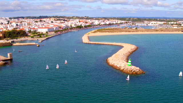 Luftbild-vom-Segeln-in-den-Hafen-von-Lagos-in-der-Algarve-Portugal