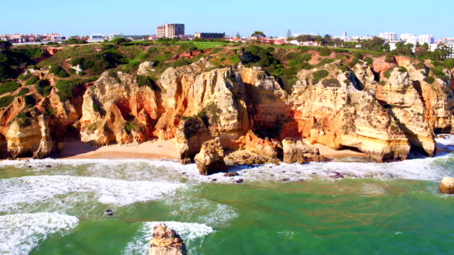 Luftaufnahmen-von-natürlichen-Felsen-bei-Lagos-in-Portugal