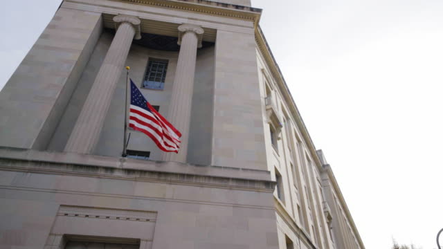 video-filmado-en-Washington-DC-bandera-americana-en-la-construcción