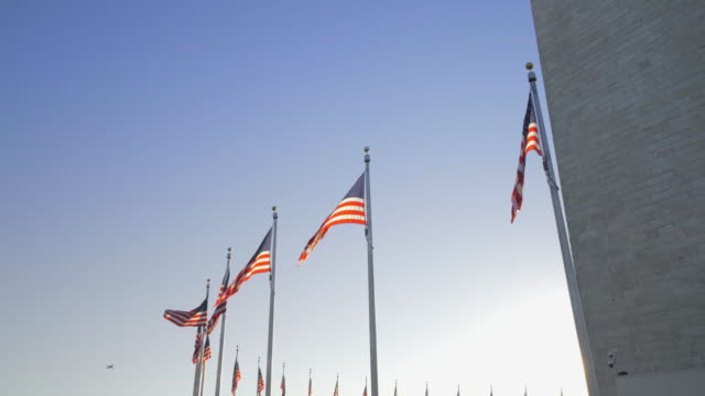 video-aufgenommen-in-washington-dc-american-flagge-arounf-der-Obelisk