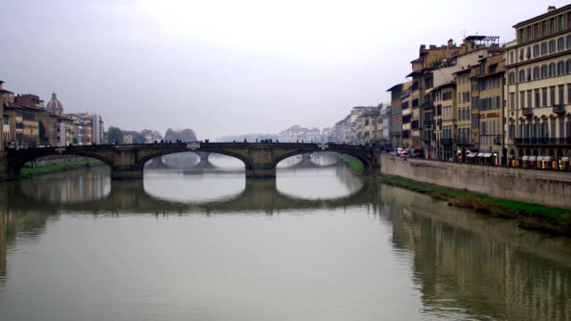 Brücke-über-den-Fluss-Arno-und-Umgebung,-Florenz,-Italien.-4K.