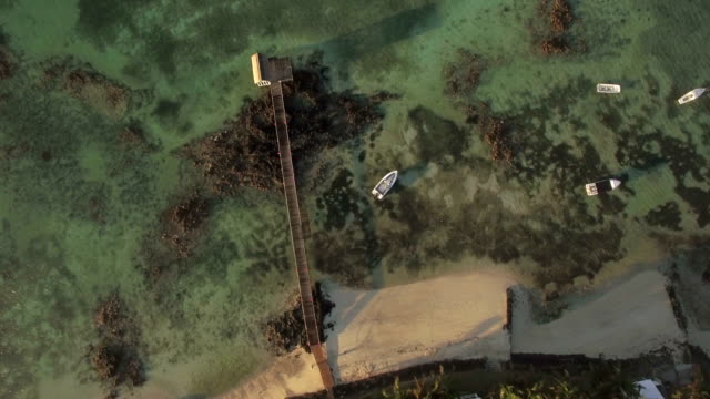 Resort-Küste,-Holzsteg-und-Boote-im-Ozean.-Luftbild