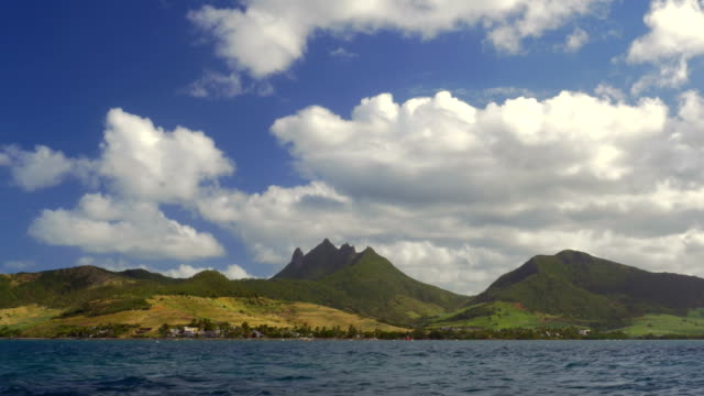 Am-Wasser-Blick-auf-grüne-Mauritius-Insel-mit-Bergen