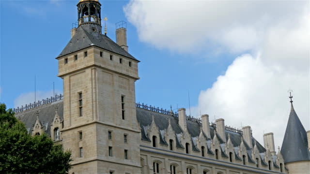 Moderno-edificio-de-sila-en-el-lado-del-río-de-París