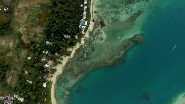 Vista-de-pájaro-aéreo-de-costa-con-playa-de-arena-y-transparentes-aguas-del-océano-Índico,-isla-de-Mauriticus