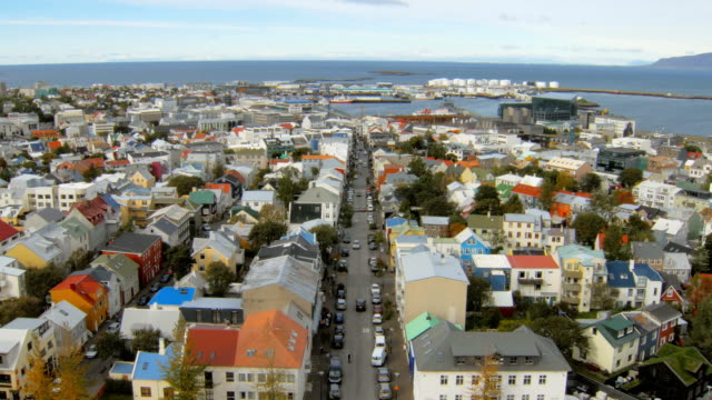 Top-Aussicht-auf-das-Panorama-der-Stadt-Reykjavik-und-den-alten-Hafen,-Blick-vom-berühmten-Kirche-Hallgrimskirkja