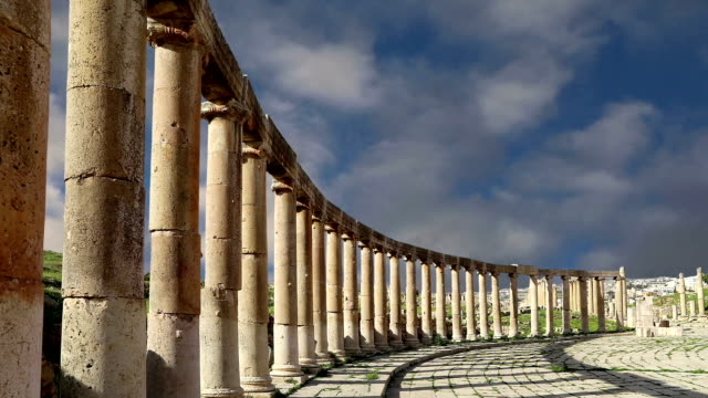 Forum-(Oval-Plaza)-in-Gerasa-(Jerash),-Jordanien.- Forum-ist-eine-asymmetrische-Plaza-am-Anfang-der-Colonnaded-Straße,-die-im-ersten-Jahrhundert-nach-Christus-erbaut-wurde