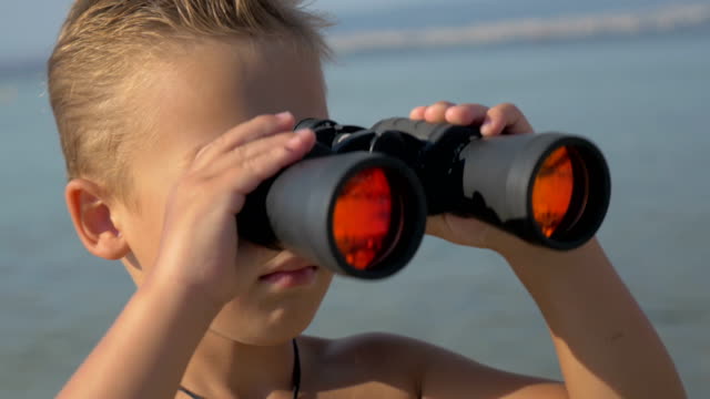 Little-explorer-with-binoculars