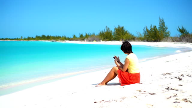 Junge-Frau-mit-Handy-während-der-tropischen-Strandurlaub.-Tourist-mit-mobilen-Smartphone.