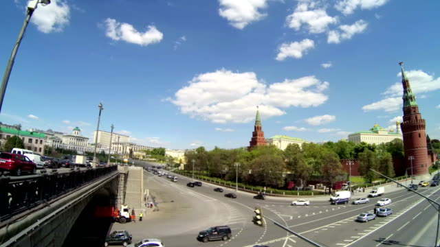 Moscow-view.-Kremlin,-Golden-dome-churches,-river.-Car-traffic-near