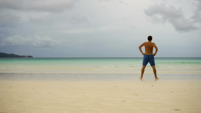 Hombre-haciendo-ejercicios-de-la-mañana-en-la-playa