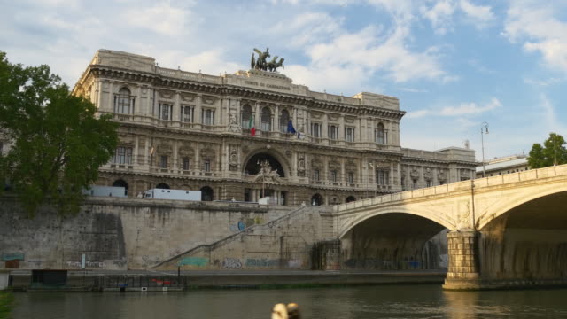 corte-de-puente-la-ciudad-Italia-atardecer-Roma-de-panorama-de-la-bahía-de-casación-4k