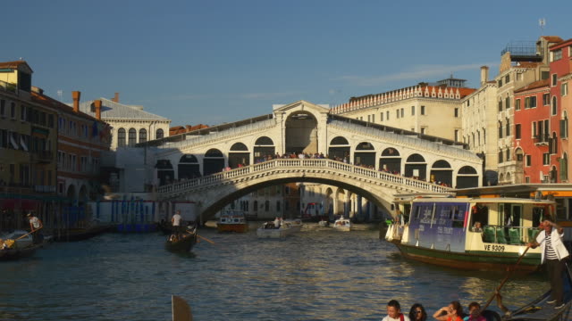 Italien-Venedig-Sonnenuntergang-Canal-grande-Rialto-Brücke-vorne-Fähre-Bahnhof-Bucht-Stadtpanorama-4k