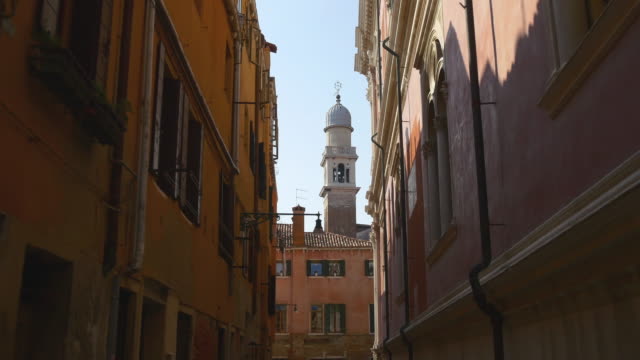 Italien-Venedig-Stadt-Sommer-Tag-schmale-Straße-zu-Fuß-Ansicht-4k