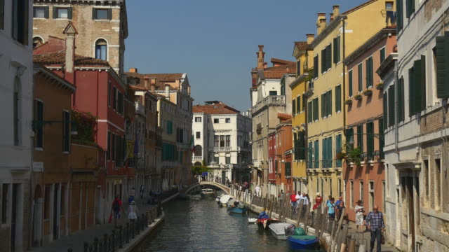 canal-de-clásicos-y-famosos-de-la-ciudad-en-Venecia-Italia-verano-día-puente-vista-4k
