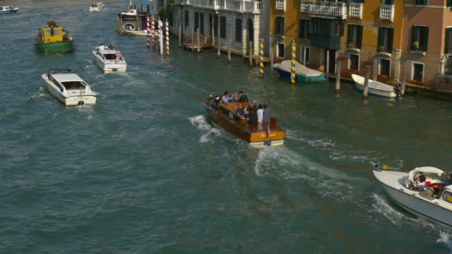 Italia-verano-mañana-día-gran-canal-puente-tráfico-taxi-panorama-4k-Venecia