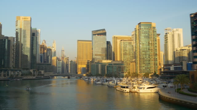 Sonnenuntergang-Sonne-Licht-Dubai-Marina-Yacht-Dock-Kanal-Brücke-Panorama-4k-Vereinigte-Arabische-Emirate