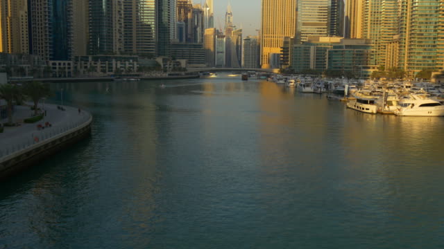 Sonnenuntergang-Sonne-Licht-Dubai-Marina-Kanal-Yacht-dock-Panorama-4k-Vereinigte-Arabische-Emirate