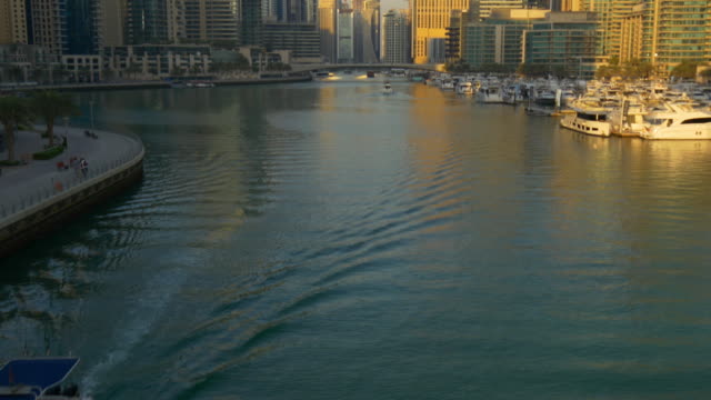 Sonnenuntergang-Sonne-Licht-Dubai-Marina-Wasser-Verkehr-Brücke-Panorama-4k-Vereinigte-Arabische-Emirate