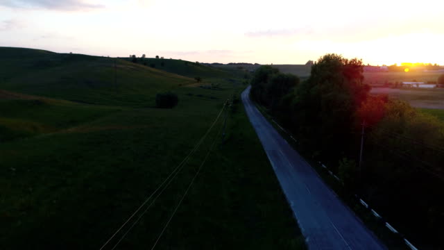 Sonnenuntergang-Straße-Drohne-Naturerlebnisse